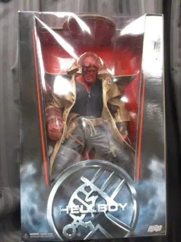 MEZCO (액션 피규어) 헬보이 (짧은 뿔 / 입 닫은) 18인치
