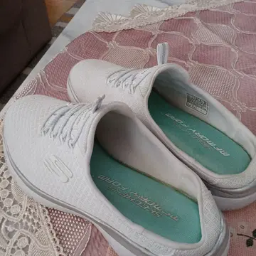 SKECHERS 메모리폼 화이트 스니커즈