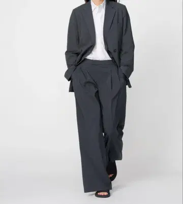 유니클로 감동 턱 와이드 팬츠 S 사이즈 다크 그레이