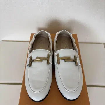 미사용 새상품 TOD'S 화이트 로퍼 금장 장식 36.5 안감 있음