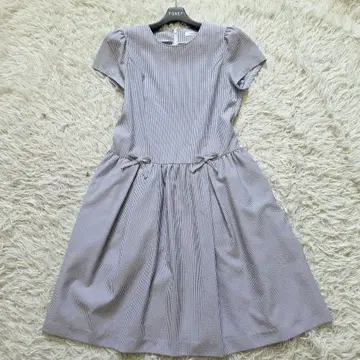 갤러리 비스콘티 스트라이프 리본 무릎 기장 원피스 시어서커