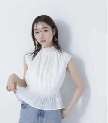셔링 프릴 넥 블라우스