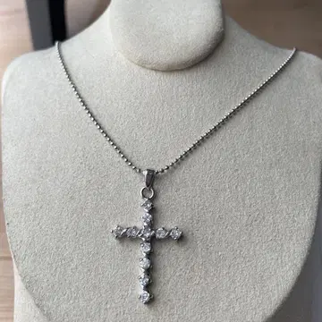 실버 컬러 크로스 목걸이