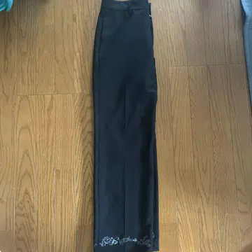 HARE 블랙 슬랙스 꽃무늬 자수