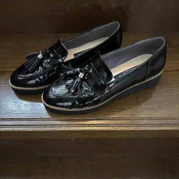TALANTON 태슬 장식 블랙 로퍼