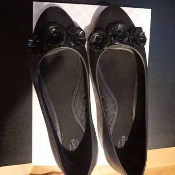 크록스 블랙 플랫 슈즈 꽃 장식