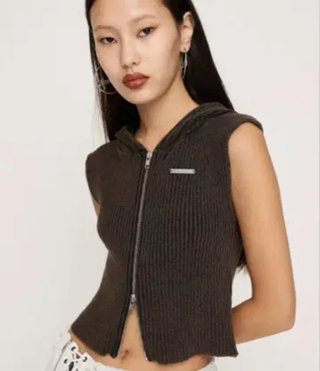 후드 부착 리브 니트 슬리브리스 스웨터