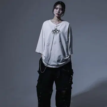 REFLEM 체인 크로스 로고 티셔츠