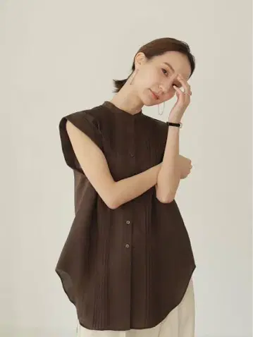 로렌 핀턱 백오픈 블라우스
