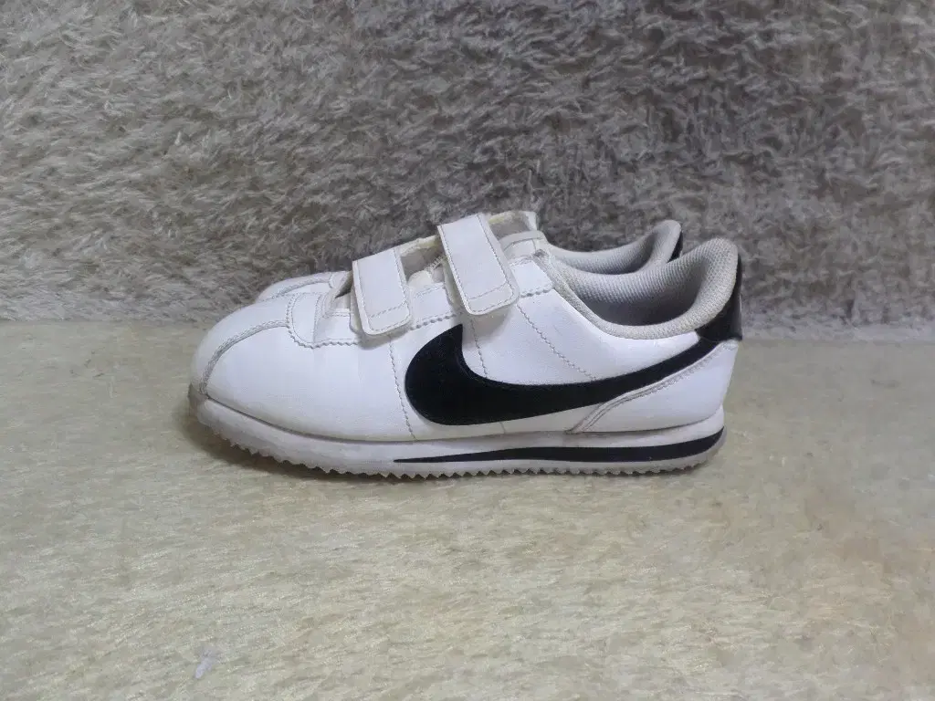 Whiririk Relief 220 Nike Cortez White and Black Velcro Kids Children's Shoes Used Shoes