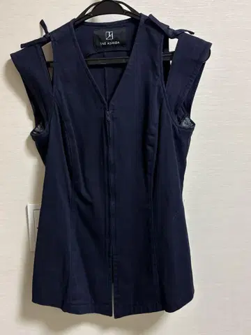 TAE ASHIDA 네이비 슬리브리스 베스트 (중고)