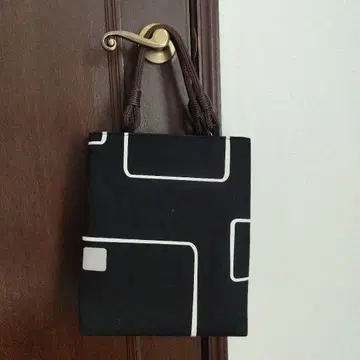 세련된 블랙 토트백