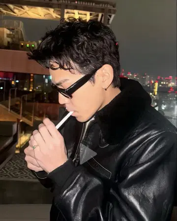 보아 칼라 부착 블랙 가죽 아우터