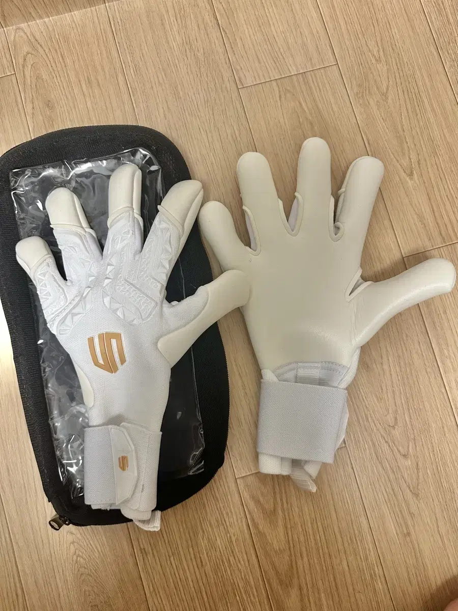 Union Skipper Hybrid Pro Goalkeeper Gloves No. 9