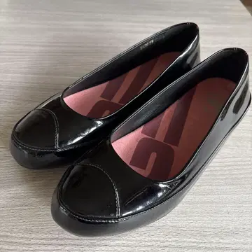 핏플랍 블랙 에나멜 플랫 슈즈