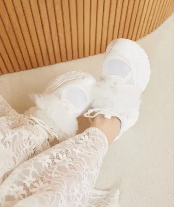 마제스틱 레곤 탈부착 가능한 프릴 스니커즈 아이보리