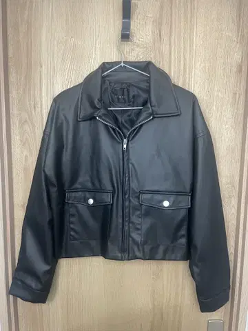 합성 피혁 크롭 자켓 블랙