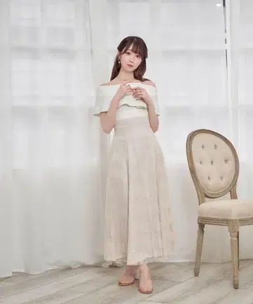 어깨가 드러나는 니트 도킹 원피스