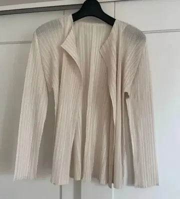 아이보리 플리츠 디자인 긴팔 가디건