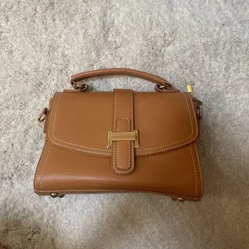 브라운 핸드백 뒷면 지퍼