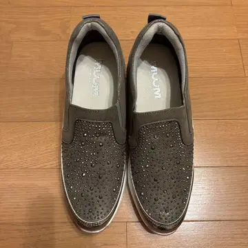 미사용 MUUM 비쥬 장식 그레이 슬립온 스니커즈