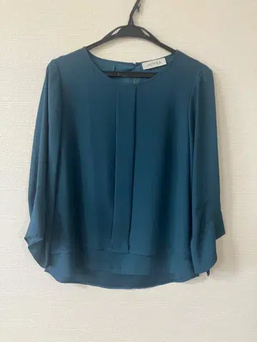네미카 블라우스