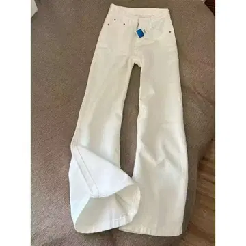 화이트 부츠컷 데님