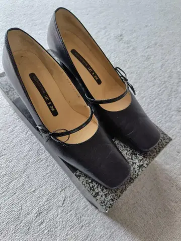 가죽 블랙 스퀘어토 미들 힐 22.5cm 리본 포함