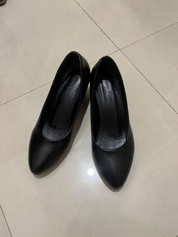 블랙 펌프스 미들 힐