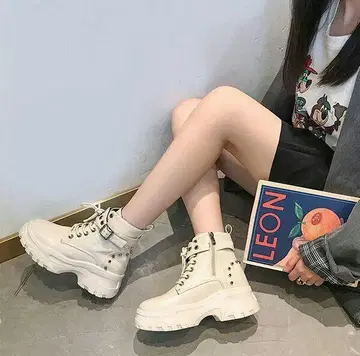 화이트 하이컷 부츠 버클