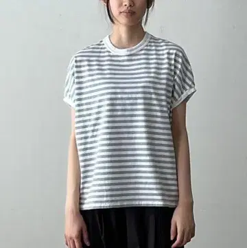 NATURAL LAUNDRY 트림 보더 돌먼 티셔츠