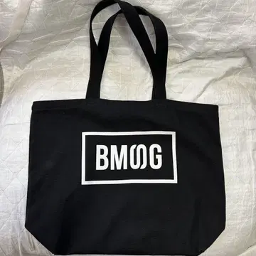 BMSG 로고 토트백 초기 블랙