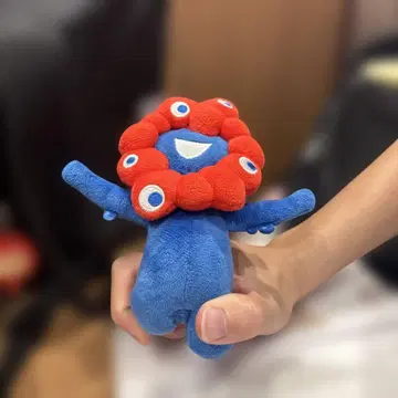 파란색과 빨간색 얼굴이 있는 봉제 인형