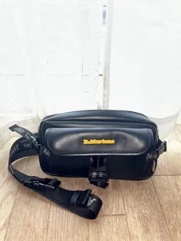 Dr. Martens 블랙 크로스 바디 백