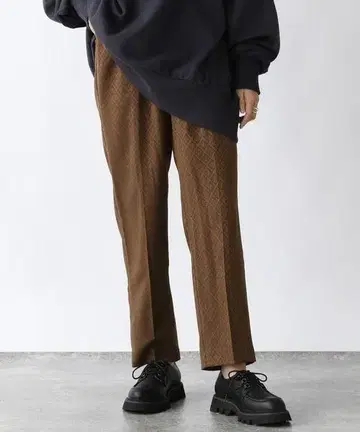 JEANASIS 와이드 테이퍼 팬츠 로고 브라운