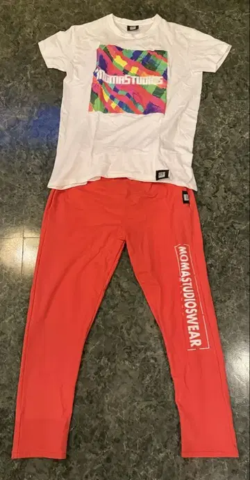 MOMA 팬츠와 T셔츠