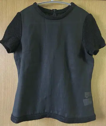 새상품급 TRUSSARDI 이소재 블랙 반팔 상의 / L 사이즈 상당