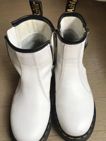 Dr. Martens 화이트 첼시 부츠