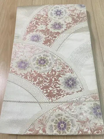 전통적인 꽃무늬 후쿠로 오비