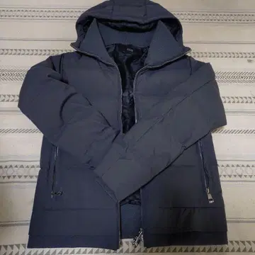 AKMcontenporary 다크 그레이 후드 부착 다운 자켓