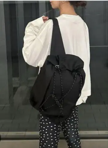 완판 새상품급 emmi 2way 바디 백 블랙