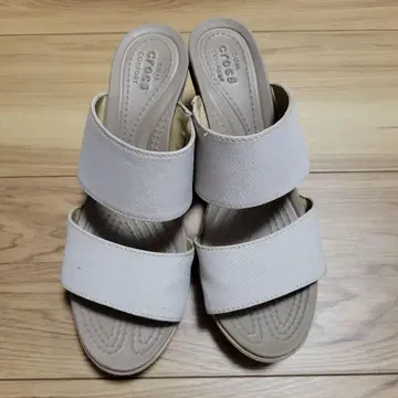 Crocs 베이지 웨지 샌들