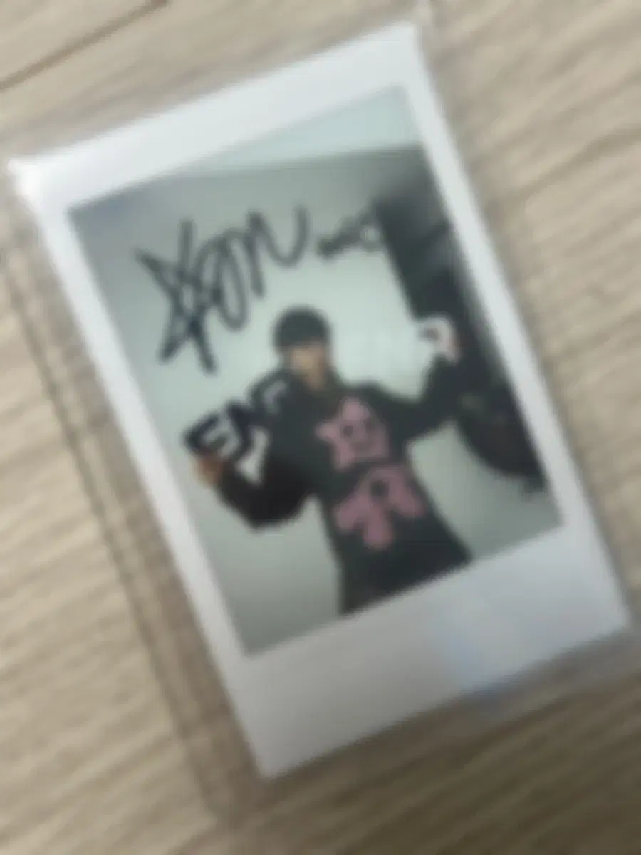 Le Sserafim Kim Chaewon Pyo Hyemi Autographed Pola