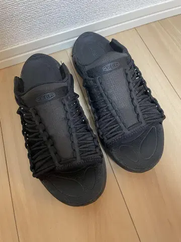 블랙 스트랩 샌들