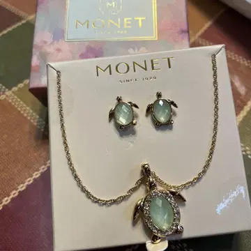 MONET 카메 모티브 목걸이와 귀걸이 세트