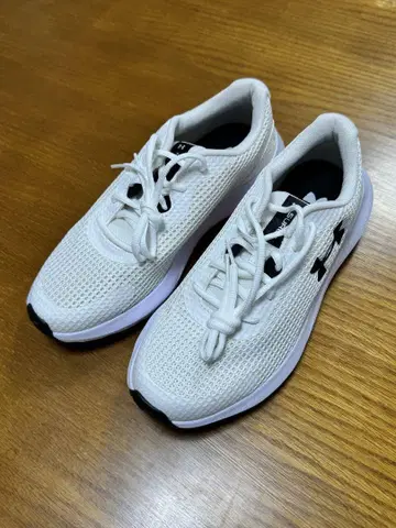 Under Armour 러닝화 화이트