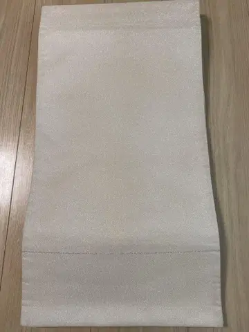 광택이 있는 밝은 베이지 후쿠로 오비