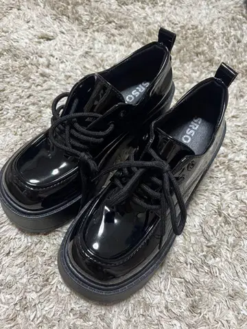 가죽 느낌의 통굽 클래시컬 레이스업 슈즈