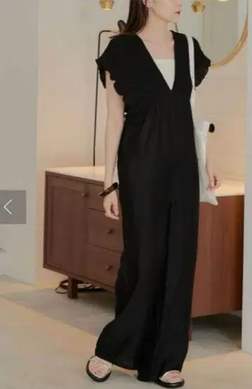 Kastane 블랙 프릴 슬리브 올인원