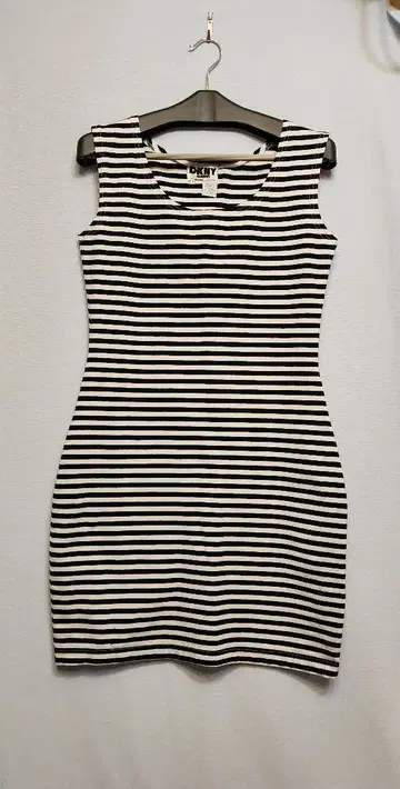 다나 캐런 스트라이프 슬리브리스 원피스